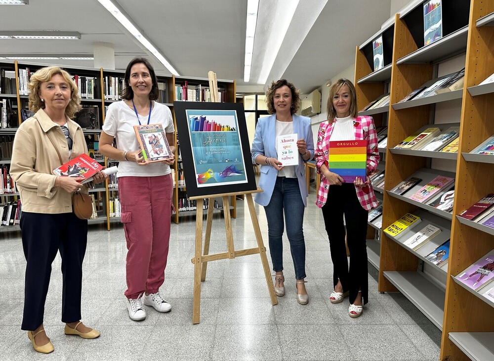 Rozalén ha aprovechado la presentación de los actos del Día del Orgullo para dar a conocer la Estantería Arcoiris.