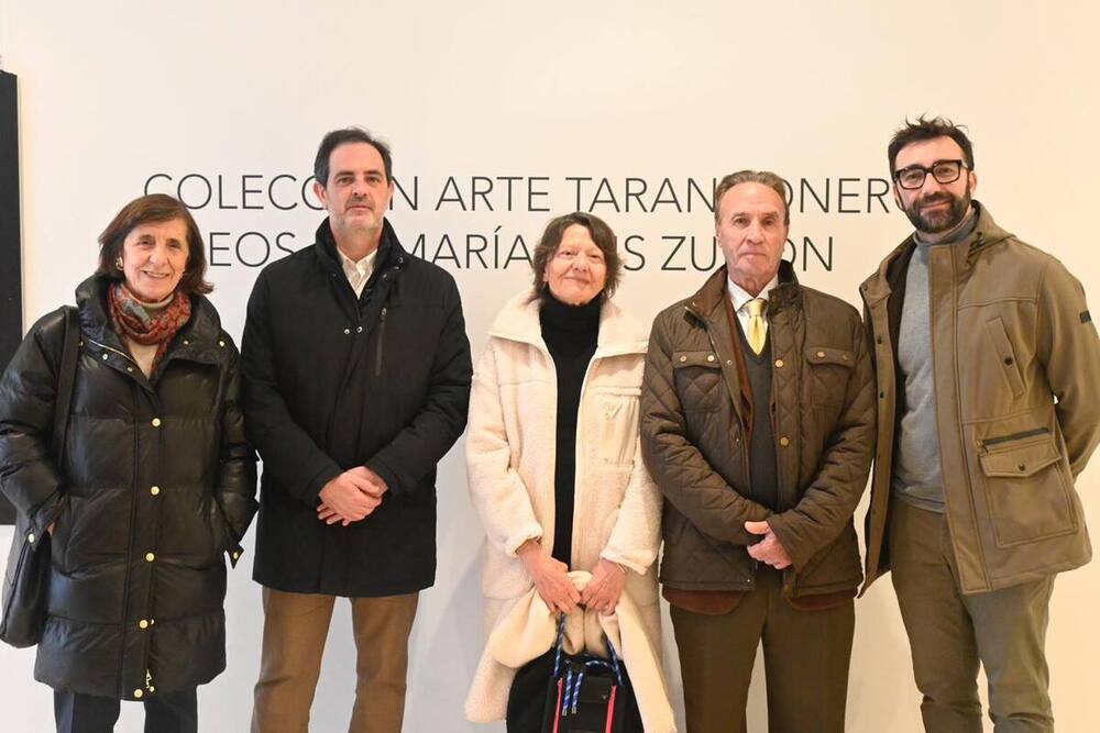 Fotografía de familia de las autoridades en la inauguración de la exposición dedicada a María Rius Zunón