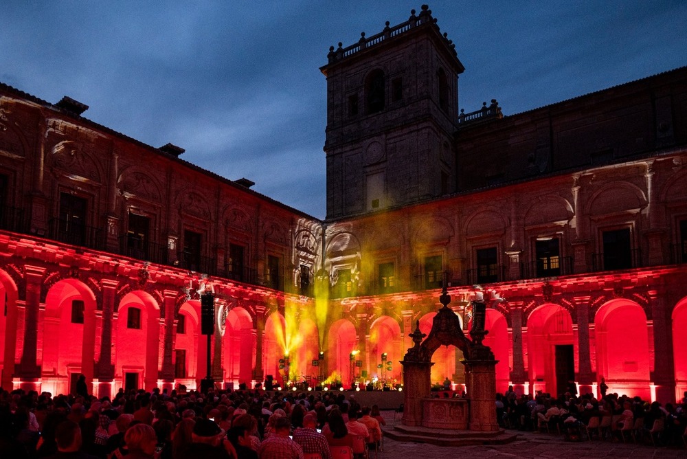 Miguel Poveda inaugura de forma «emotiva» 'Uclés es Música'
