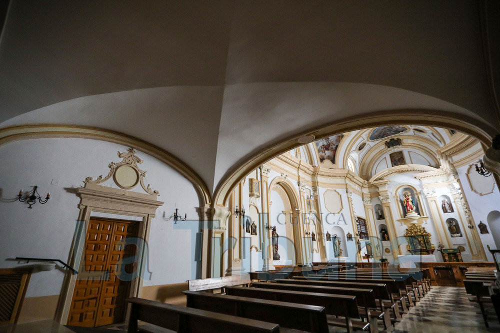 En el interior, ya se ha enlucido y pintado la bóveda del bajocoro, por lo que faltan los elementos decorativos de escayola. 