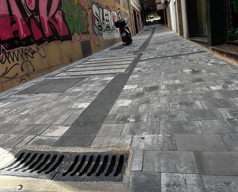 El pavimento colocado en el callejón es el que se pondrá en el resto del centro.