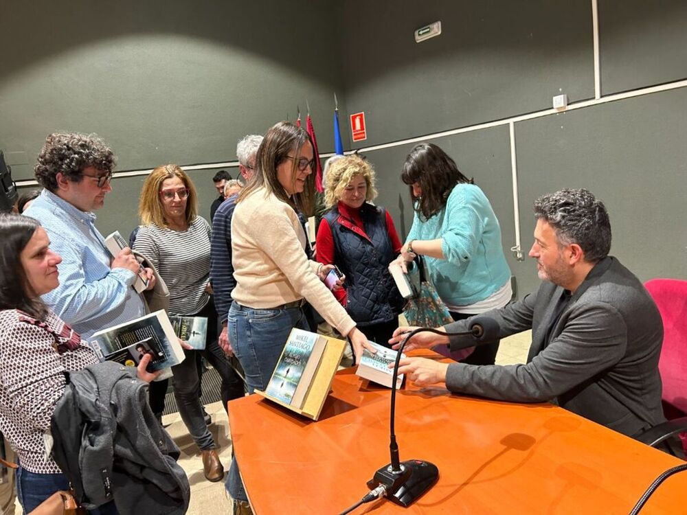 Exitosa presentación de Mikel Santiago en Las Casas Ahorcadas