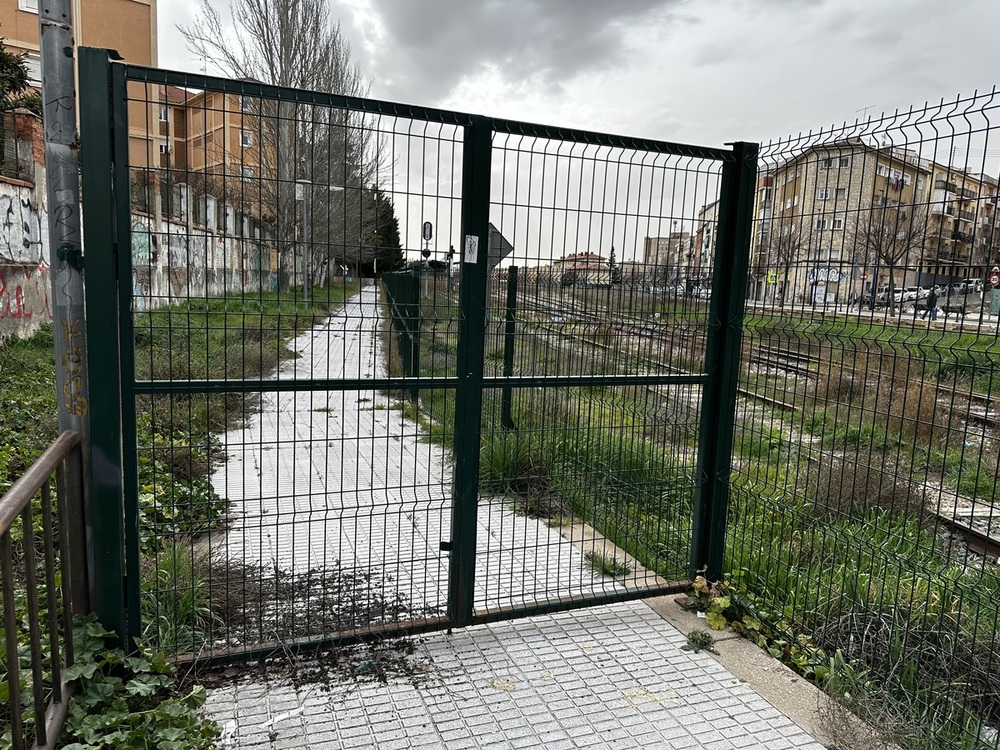 Los vecinos critican que siga cerrado el acceso peatonal a la estación.