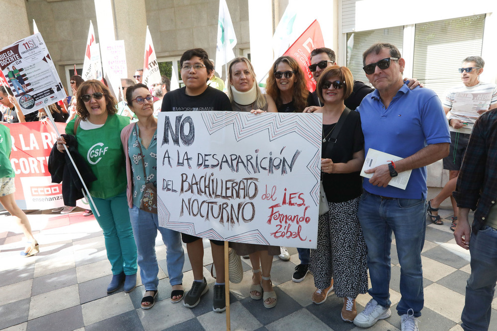 Un centenar de docentes exigen “revertir” los recortes de 2012