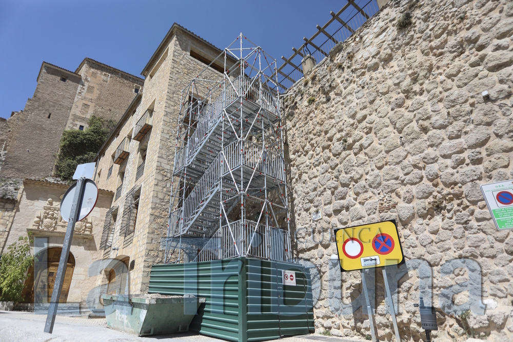 Aspecto de las escaleras metálicas instaladas junto al muro del Colegio de Arquitectos.