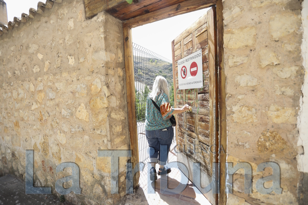 Este acceso provisional desemboca en la calle Bajada de San Martín.