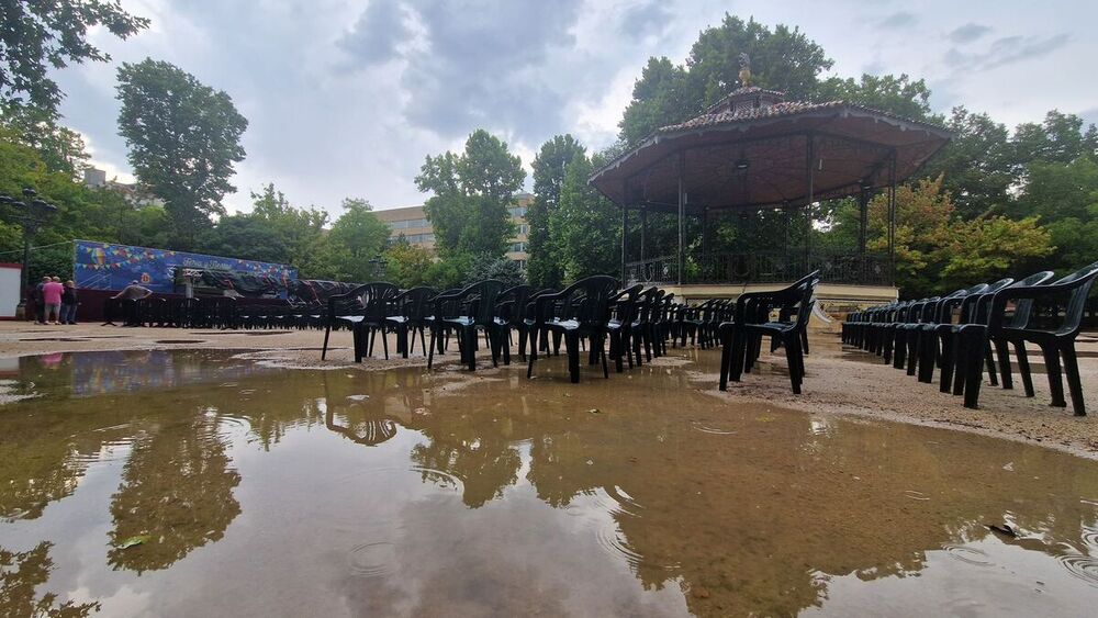 Las fuertes lluvias obligan a los bomberos a achicar agua 