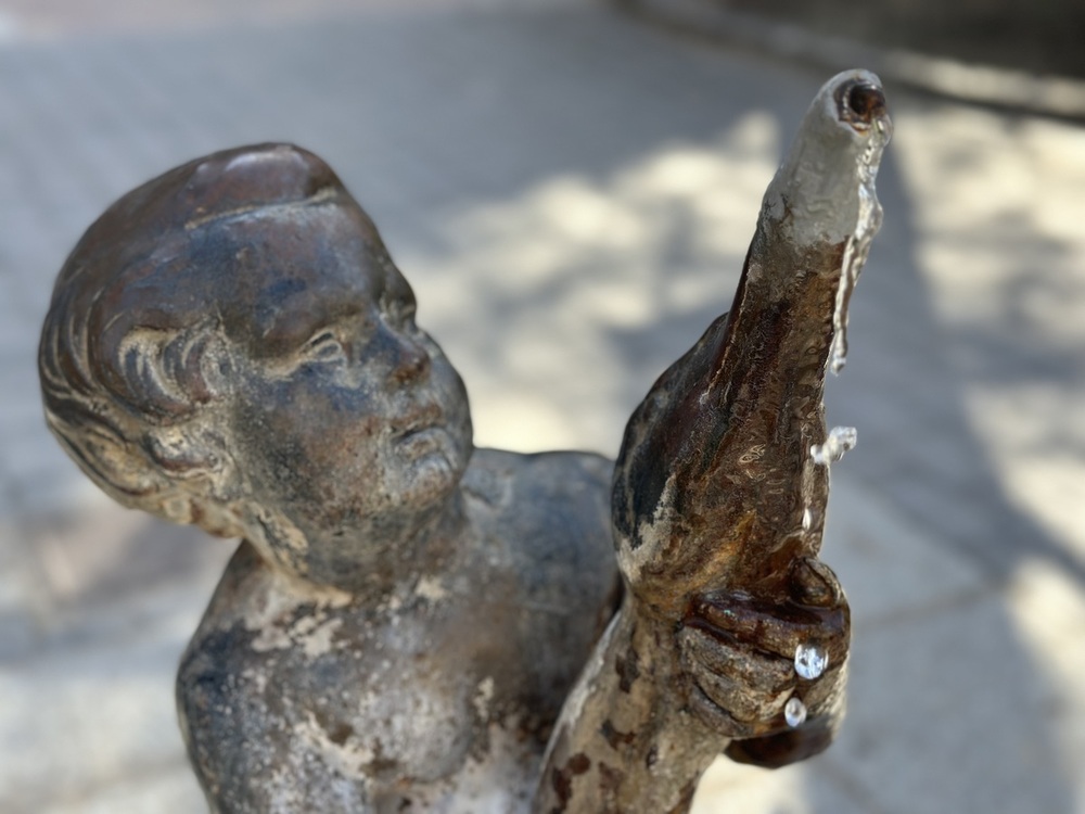 Detalle de una de las dos fuentes del Parque de San Julián.