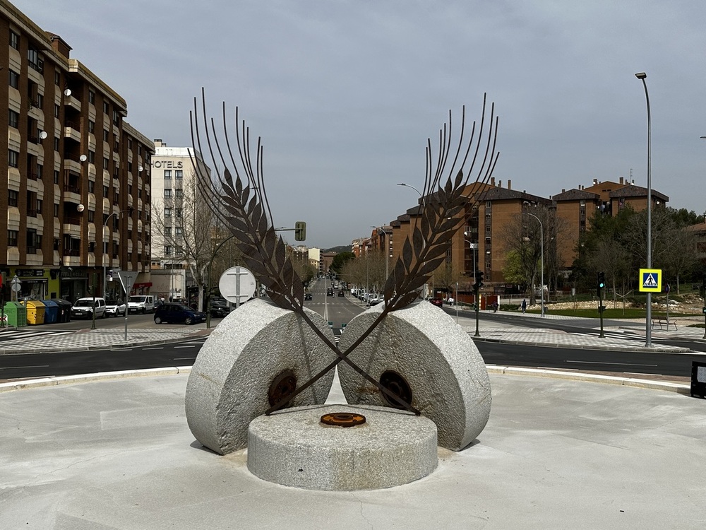 La decoración del islote central se ha rematado con dos espigas de acero corten y tres piedras de molienda auténticas.