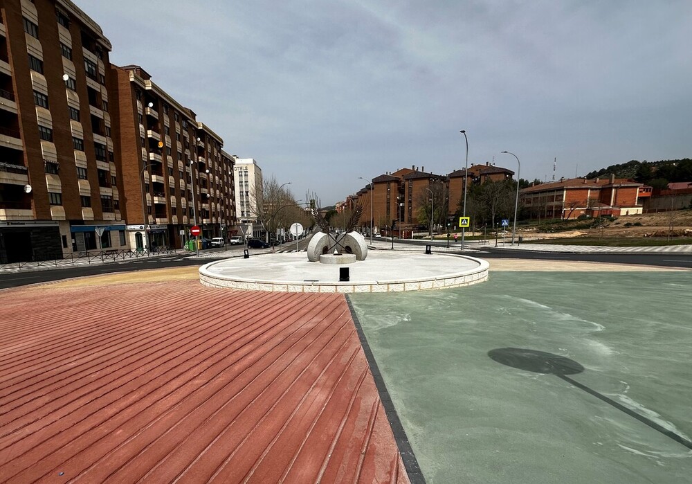 El islote central de la rotonda se ha proyectado como un campo de trigo en sus diversos estadios.