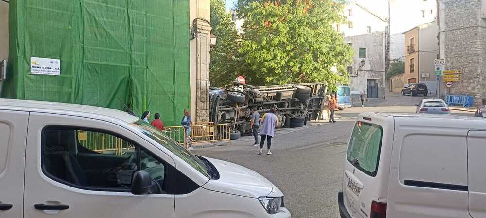 Policía Local interviene en el vuelco de un camión con pluma