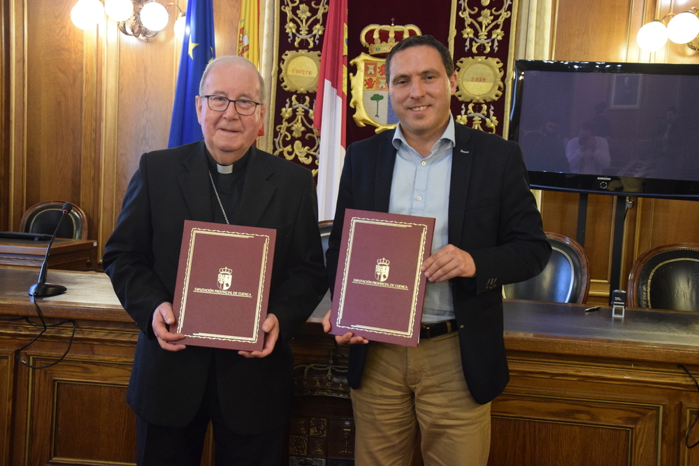 El presidente de la Diputación y el obispo de Cuenca, tras la firma del convenio.