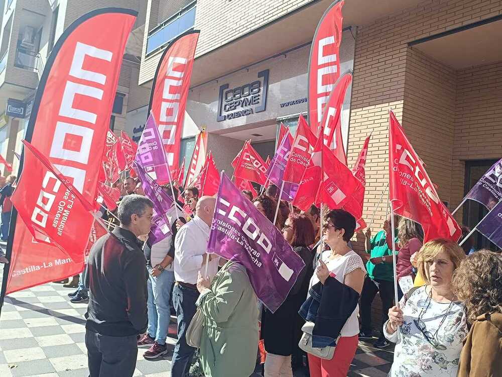 La concentración de ayer a las 11 horas frente a la sede de CEOE Cepyme Cuenca.