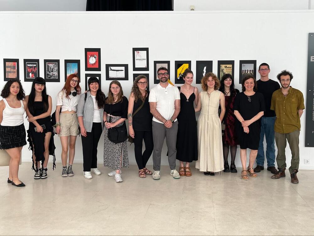 Algunos de los alumnos de segundo grado de bellas artes autores de los carteles expuestos. 