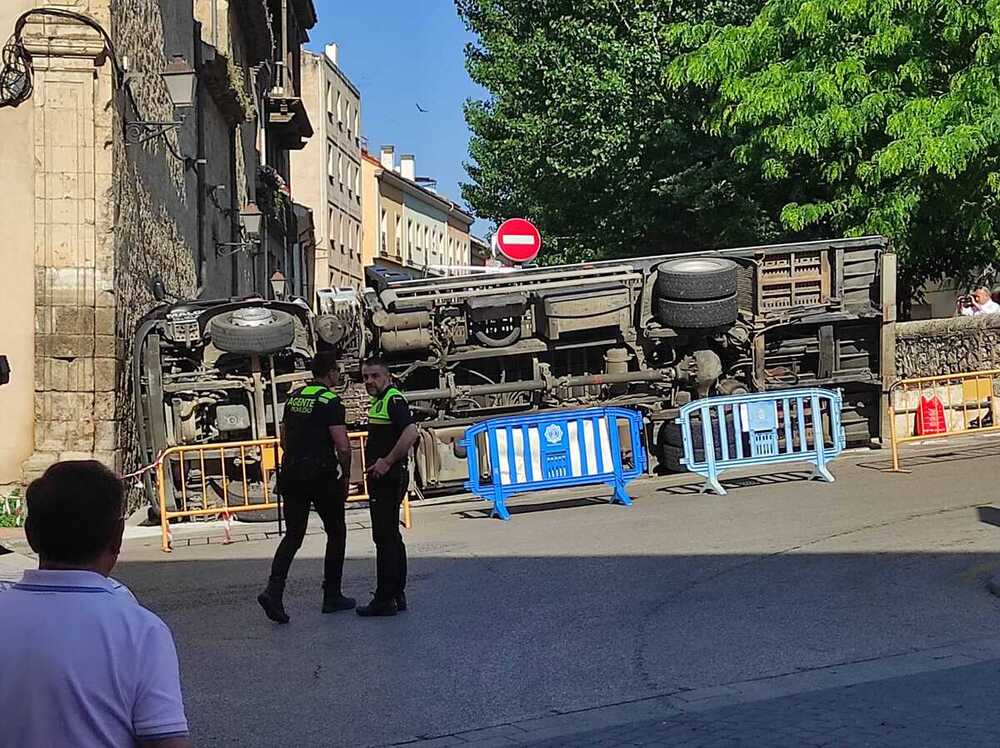 Policía Local interviene en el vuelco de un camión con pluma