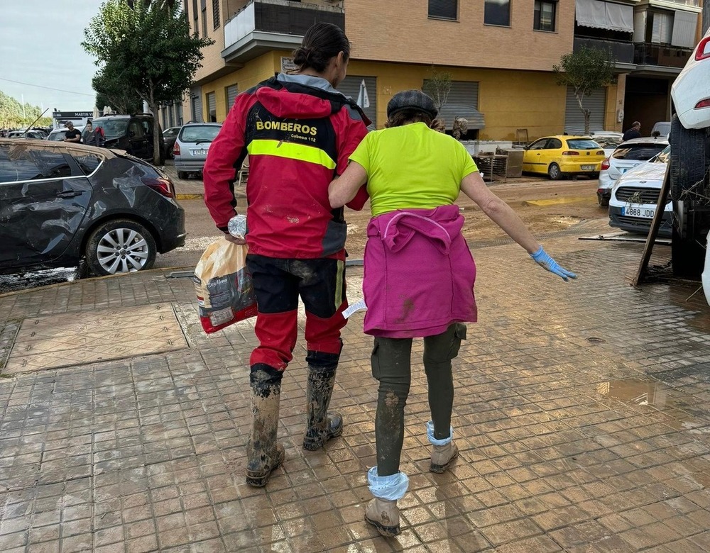 Bomberos de Tarancón en labores de rescate de forma voluntaria en Catarroja.