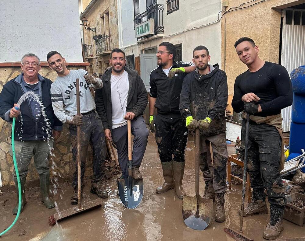 Un grupo de jóvenes acude a Mira a realizar labores de limpieza y ayuda a los afectados por la riada. 