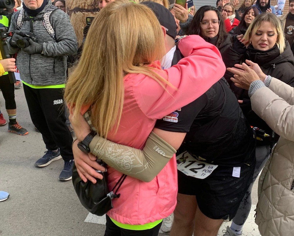 El atleta de Tarancón se funde en un abrazo con su madre, Soledad Hurtado. 