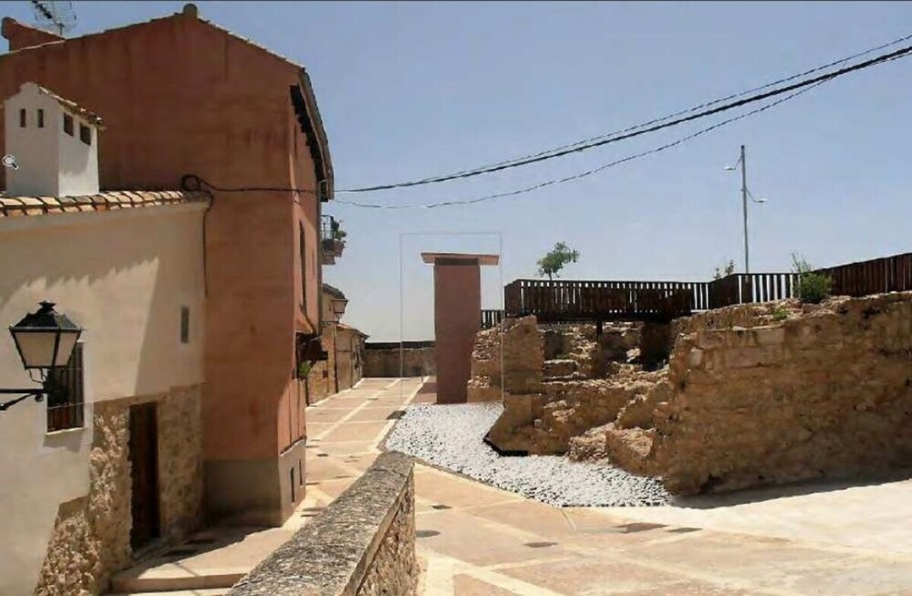 Simulación de la zona que se pavimentará en la calle Alcázar con canto rodado.