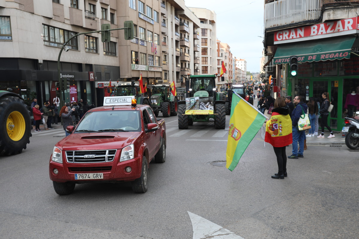 Los agricultores y ganaderos muestran su malestar con una tractorada  / E. LEÓN