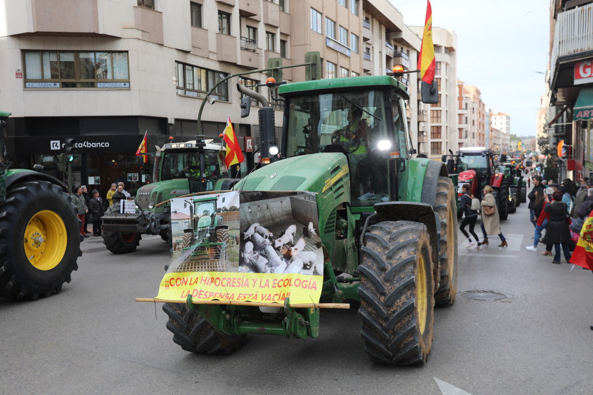 Los agricultores y ganaderos muestran su malestar con una tractorada  / E. LEÓN