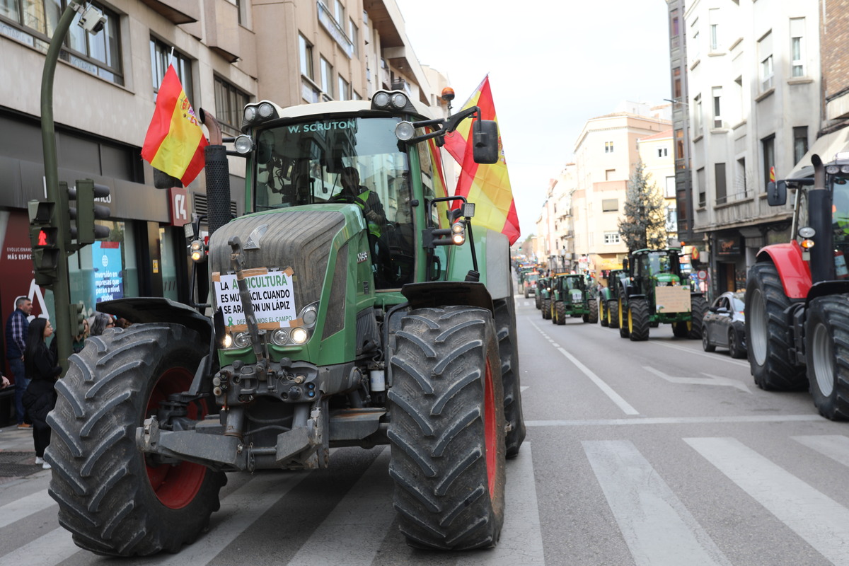 Los agricultores y ganaderos muestran su malestar con una tractorada  / E. LEÓN