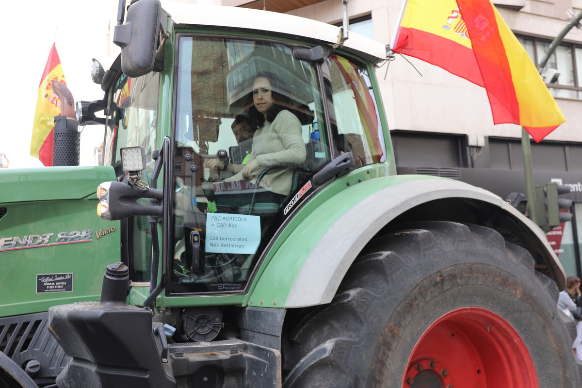 Los agricultores y ganaderos muestran su malestar con una tractorada  / E. LEÓN