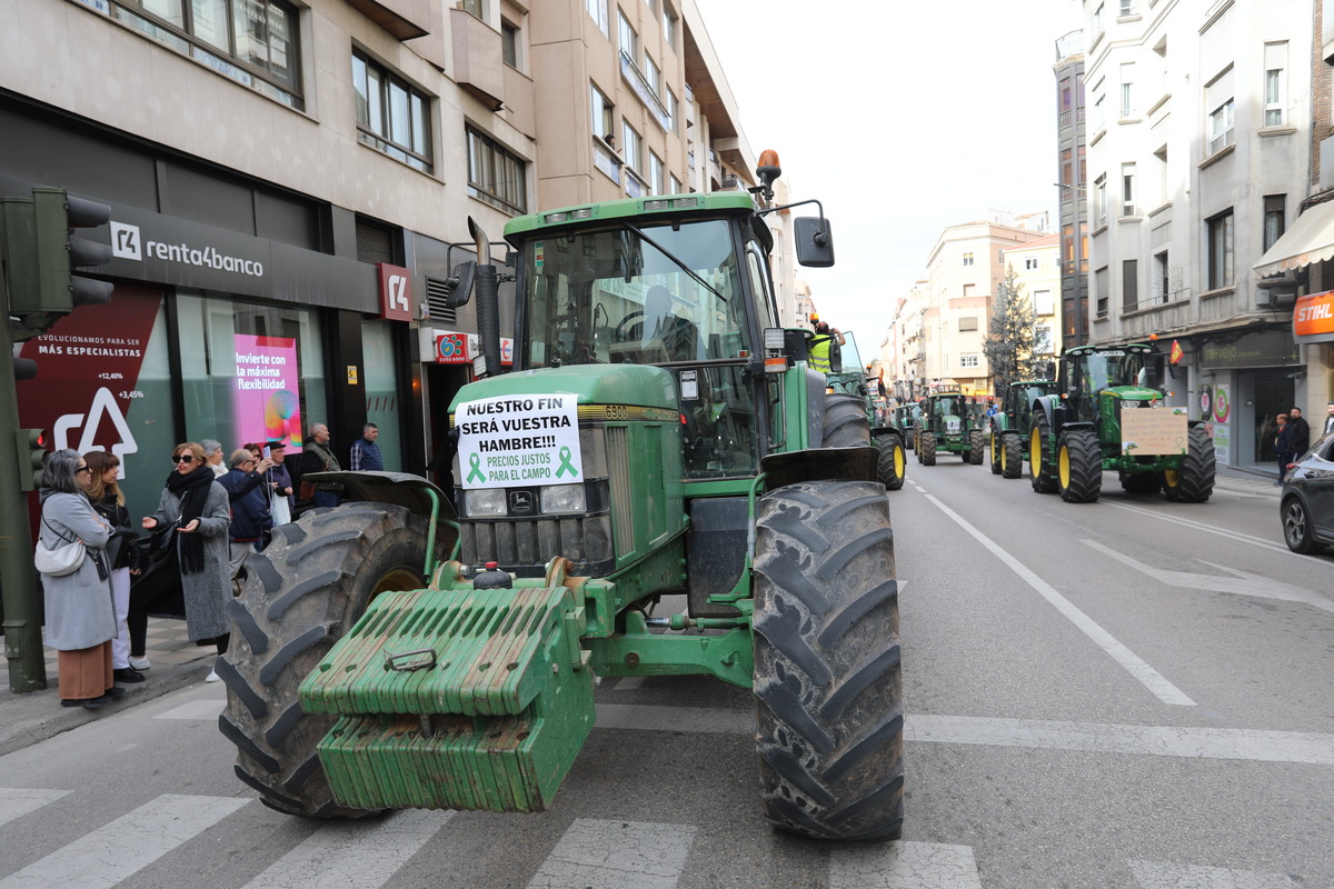 Los agricultores y ganaderos muestran su malestar con una tractorada  / E. LEÓN