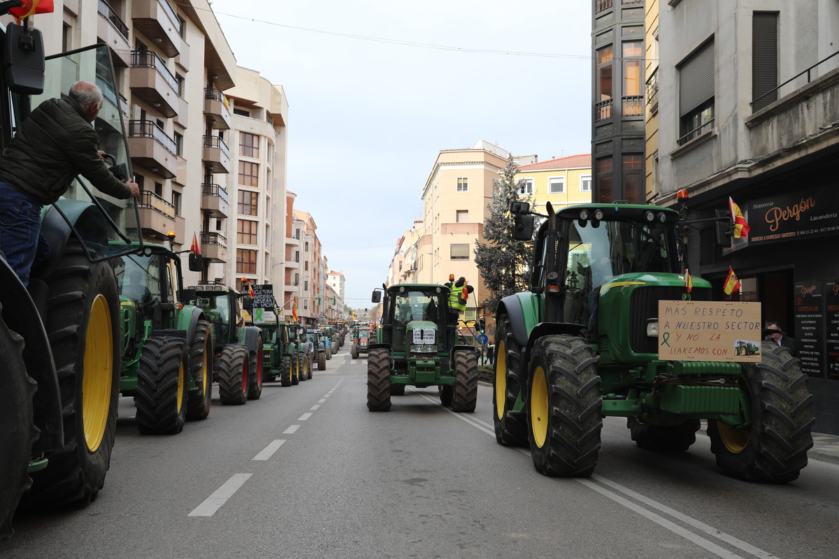 Los agricultores y ganaderos muestran su malestar con una tractorada  / E. LEÓN