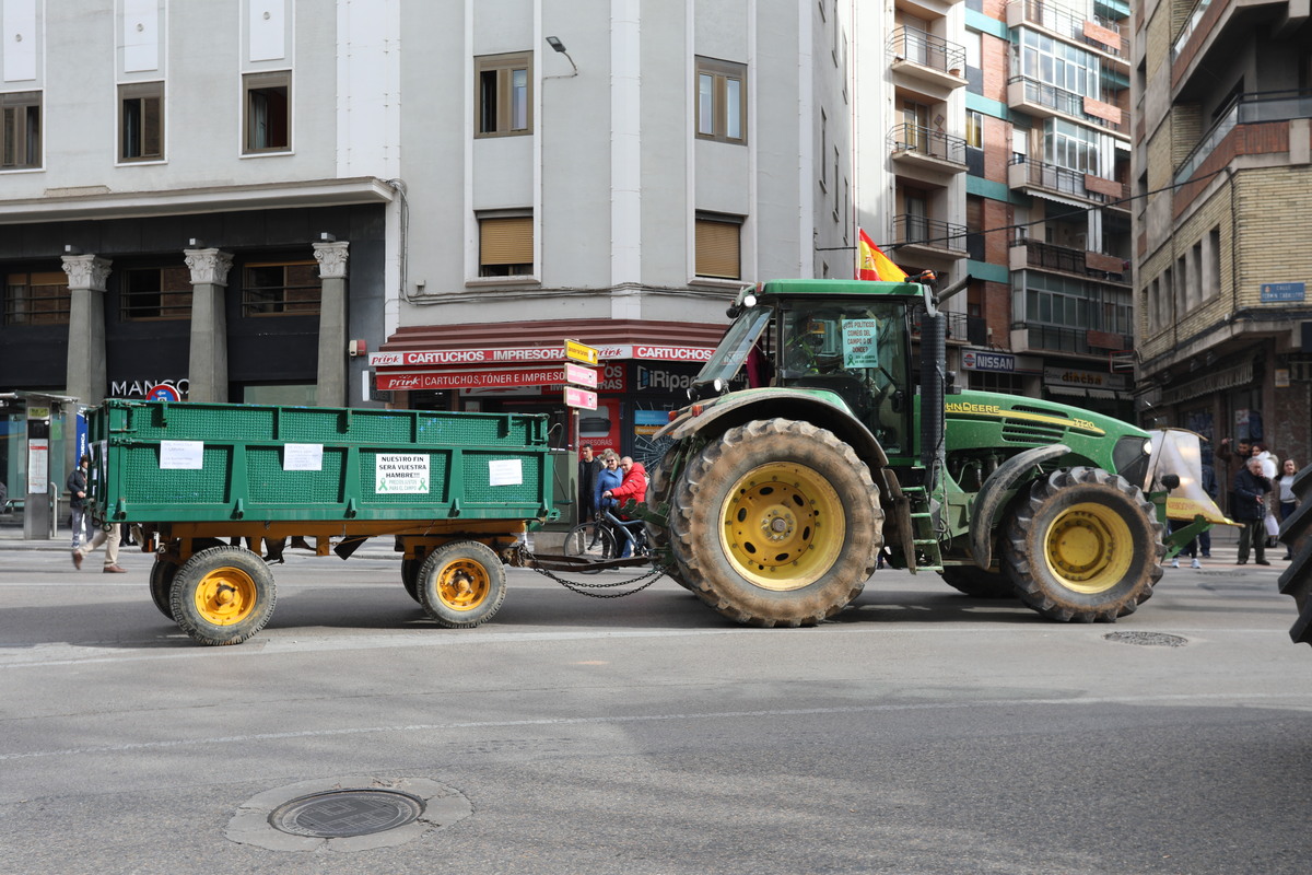 Los agricultores y ganaderos muestran su malestar con una tractorada  / E. LEÓN