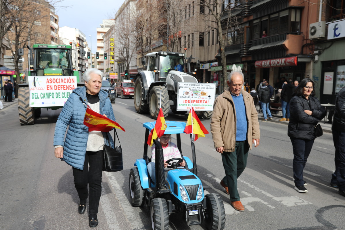 Los agricultores y ganaderos muestran su malestar con una tractorada  / E. LEÓN