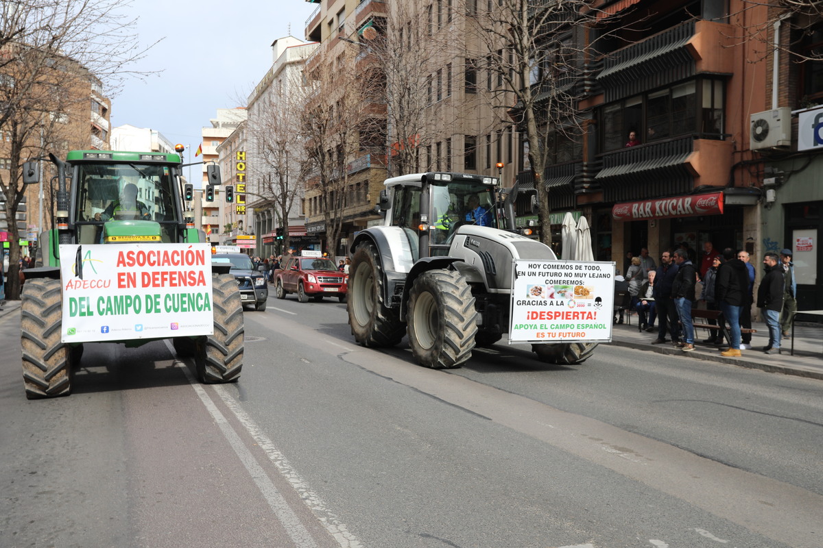 Los agricultores y ganaderos muestran su malestar con una tractorada  / E. LEÓN