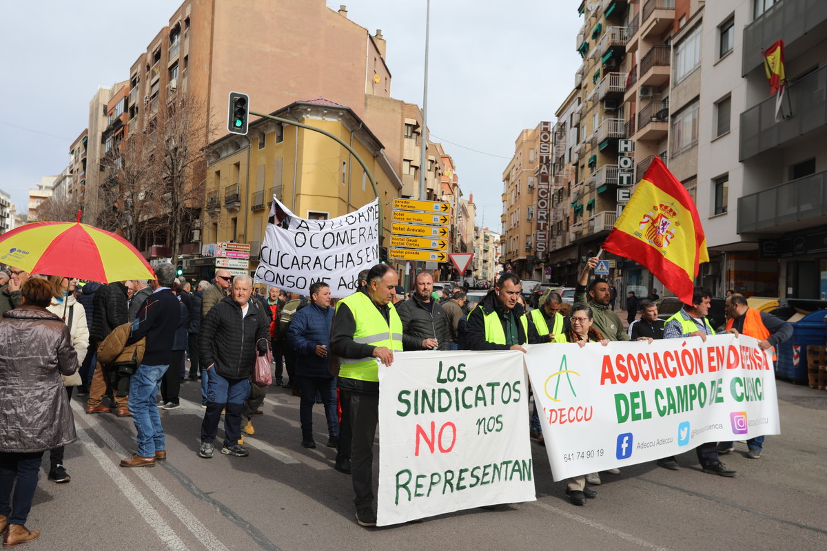 Los agricultores y ganaderos muestran su malestar con una tractorada  / E. LEÓN