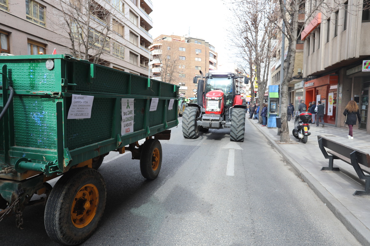 Los agricultores y ganaderos muestran su malestar con una tractorada  / E. LEÓN