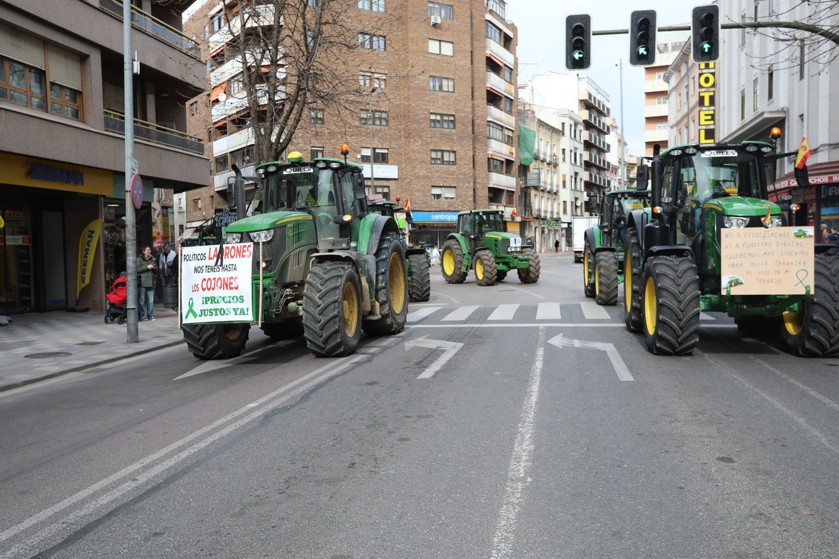 Los agricultores y ganaderos muestran su malestar con una tractorada  / E. LEÓN