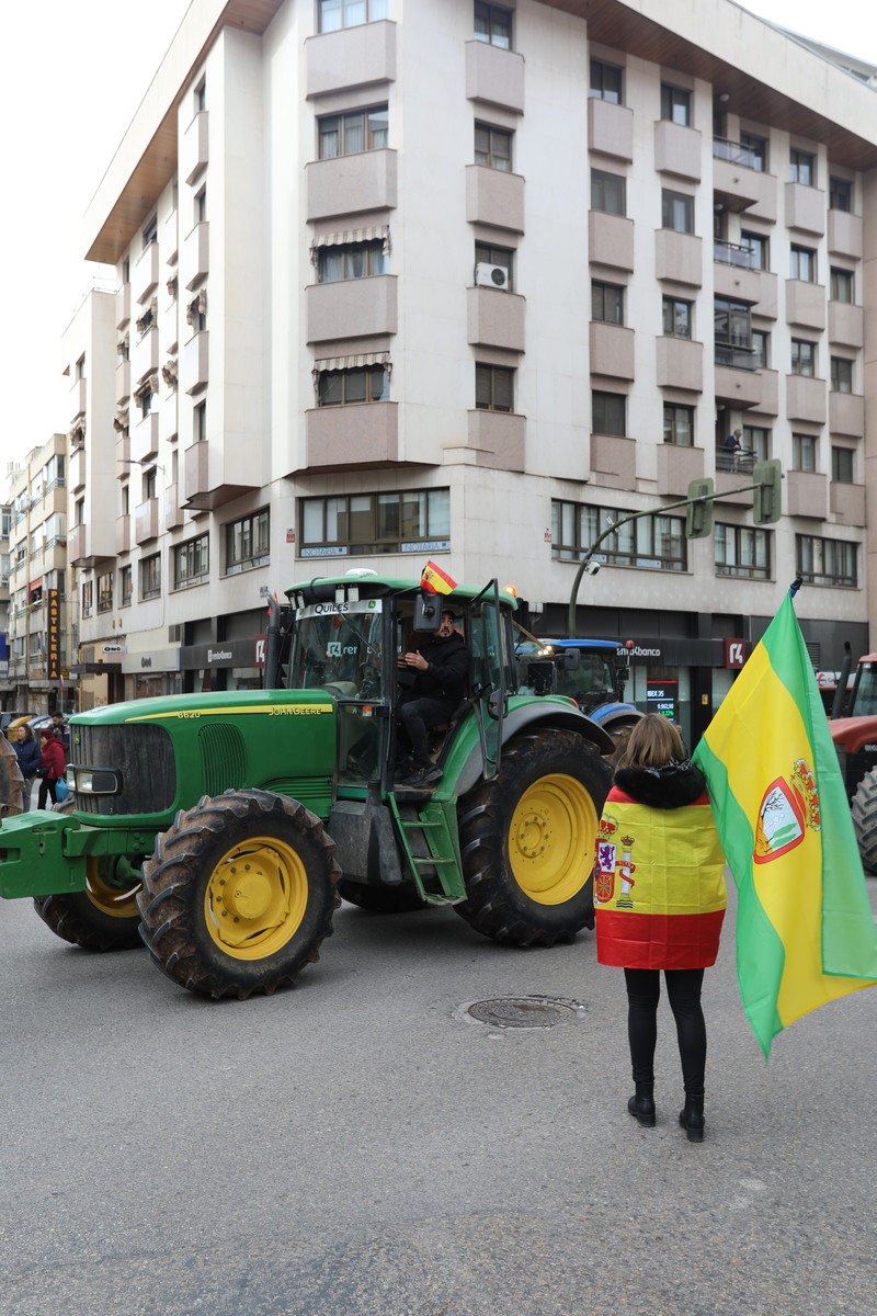 Los agricultores y ganaderos muestran su malestar con una tractorada  / E. LEÓN