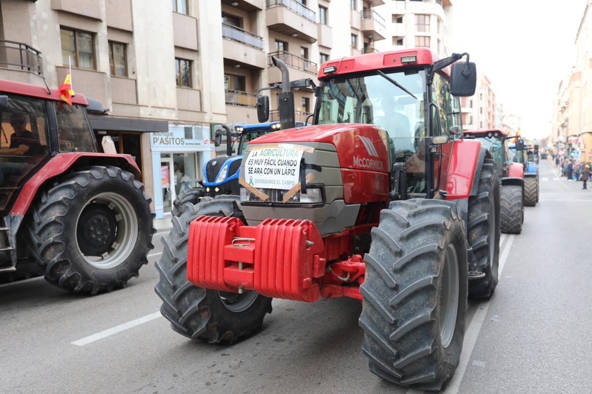 Los agricultores y ganaderos muestran su malestar con una tractorada  / E. LEÓN