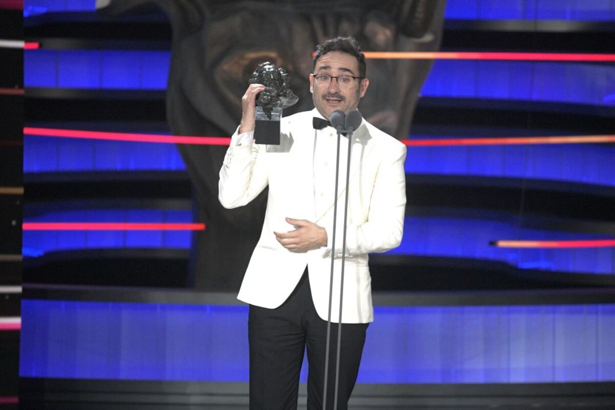 El realizador Juan Antonio Bayona tras recibir en nombre del compositor estadounidense Michael Giacchino el Goya a ´Mejor música original´  / JOSÉ OLIVA