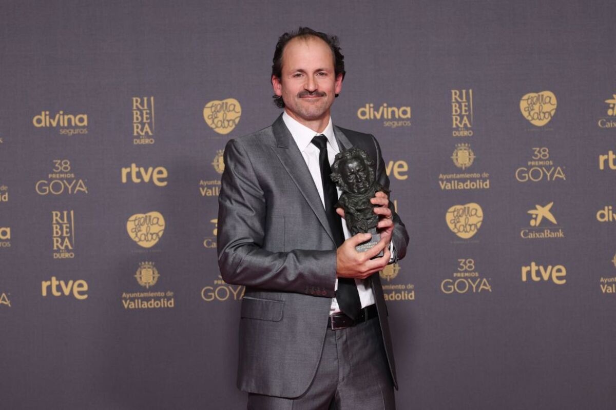 El uruguayo Pedro Luque posa con el premio a la Mejor Dirección de Fotografía por la película 'La sociedad de la nieve'  / RAÚL TERREL