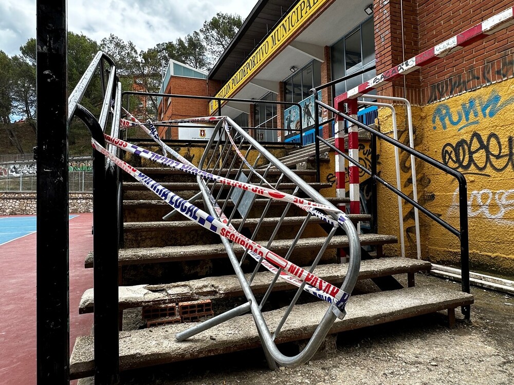 El deterioro es visible en las escaleras de acceso al pabellón, donde se han tenido que colocar unas vallas.