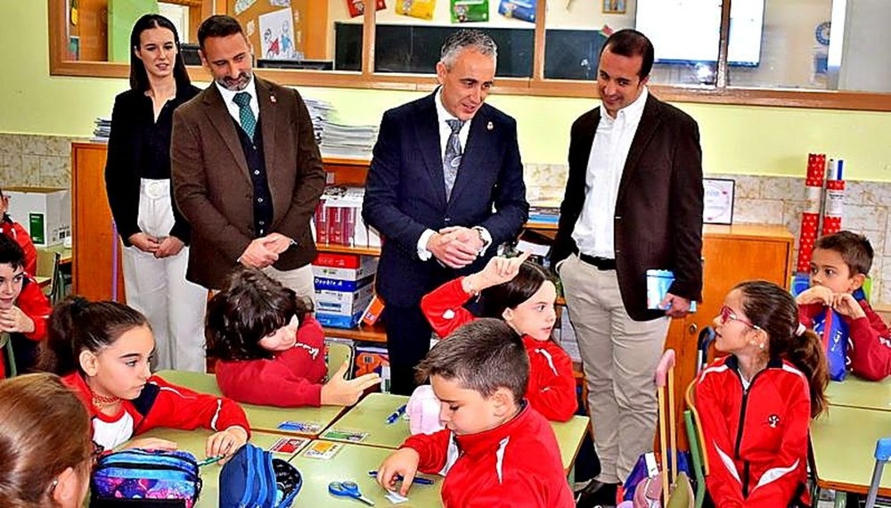 Visita institucional a un taller de Aqualogía en un colegio de Puertollano