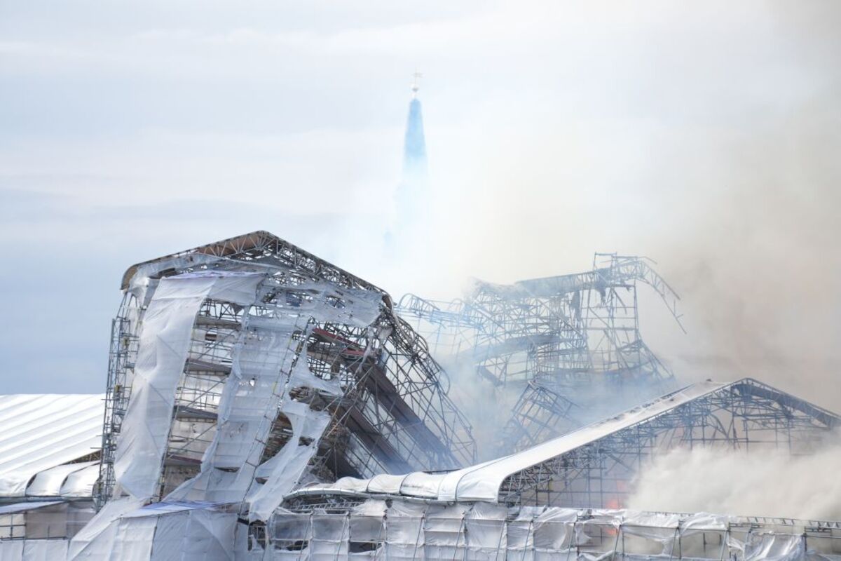 Fire hits historical Stock Exchange building in Copenhagen  / EMIL HELMS