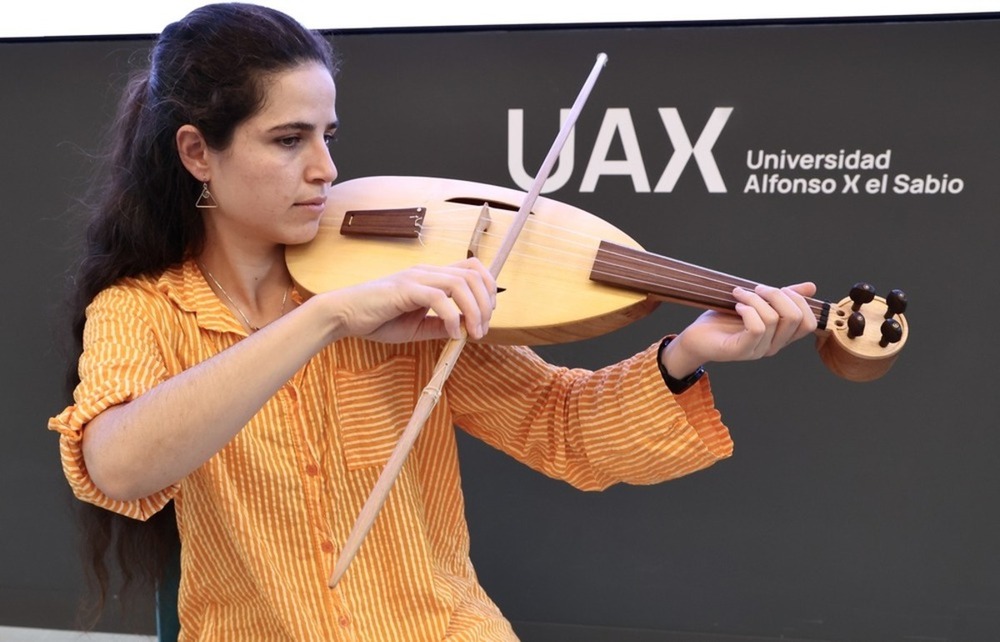 Livia Camprubí hace sonar la viola oval medieval. 