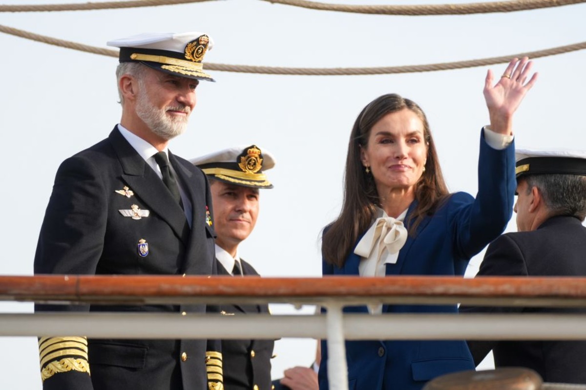 Los Reyes presiden la despedida del 'Juan Sebastián de Elcano' con la Princesa Leonor como guardiamarina  / FRANCISCO J. OLMO