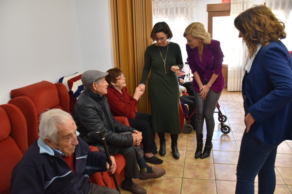 Un momento de la visita de la delegada de la Junta a la vivienda de mayores de La Parrilla.