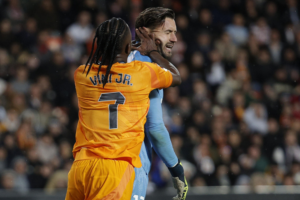 El Real Madrid concilia poco en Mestalla y vence  