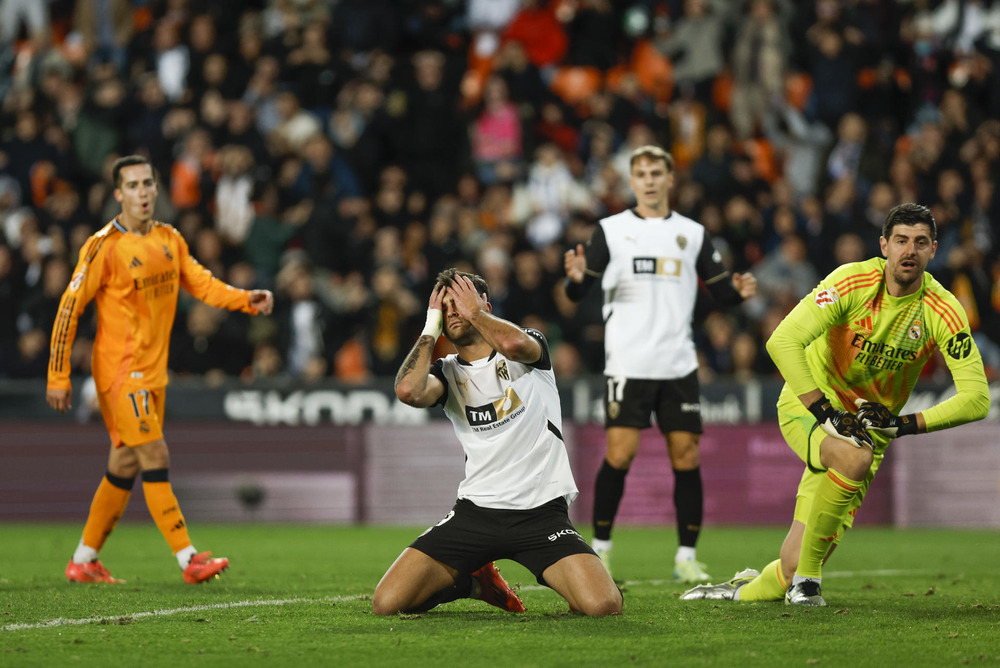 El Real Madrid concilia poco en Mestalla y vence  