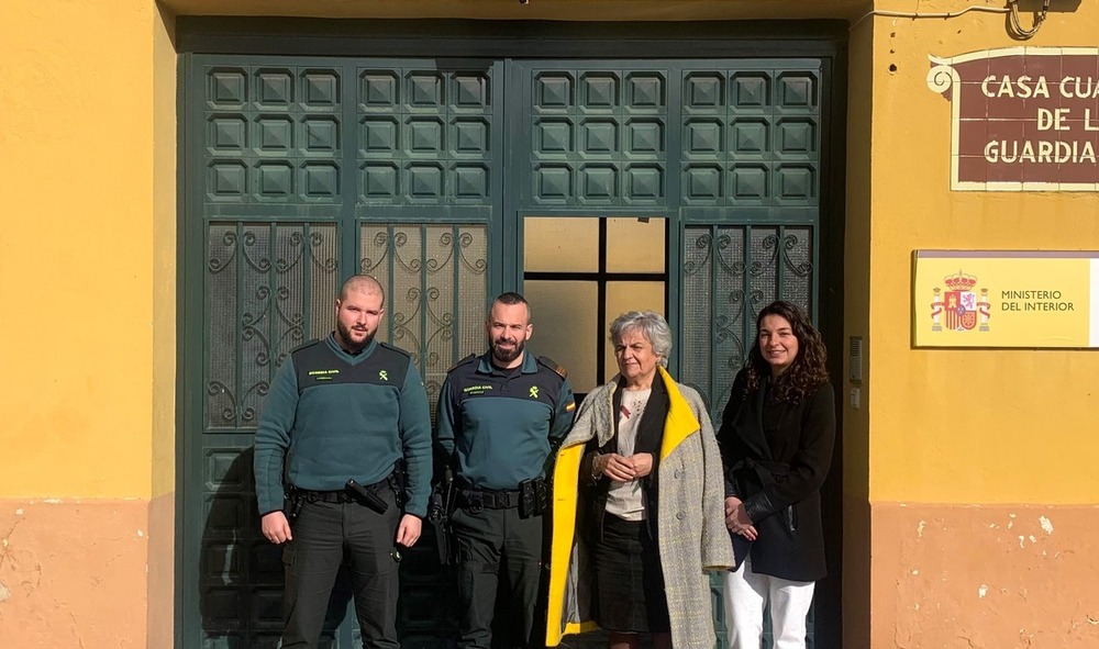 Mari Luz Fernández visita los cuarteles de Montalbo y Saelices