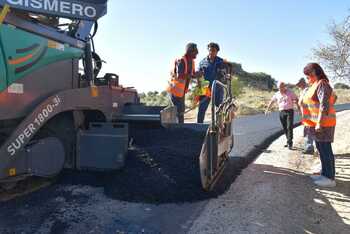 Invierte 1,1 millones en arreglar la carretera Barajas-Huelves