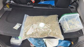 Detenido por transportar un kilo de marihuana en su coche